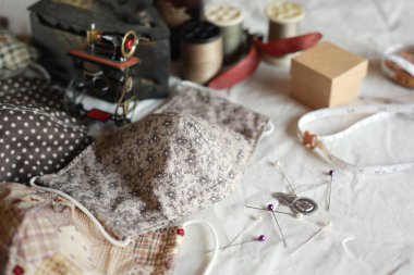 Güzel klasik DIY pamuk yüz maskesi. Yeni Coronavirus 2019 hastalığı için kavram arka planı.