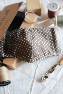 Güzel klasik DIY pamuk yüz maskesi. Yeni Coronavirus 2019 hastalığı için kavram arka planı.