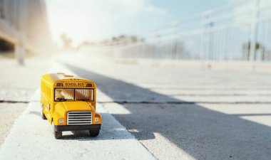 Country Road 'da sarı okul otobüsü oyuncağı modeli. Okula geri dönüyorum.