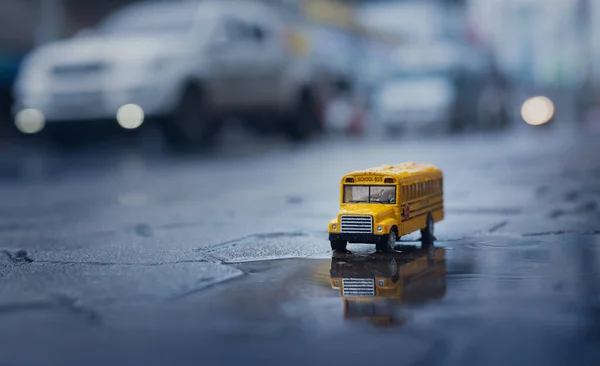 Gele Schoolbus Speelgoedmodel Tijdens Harde Regenval Stad Laag Hoekzicht Ondiepe — Stockfoto