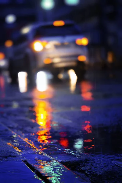 大雨过后城市灯光的夜景 — 图库照片