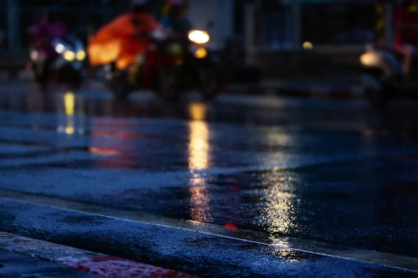 激しい雨の後の都市の光の夜のシーン — ストック写真