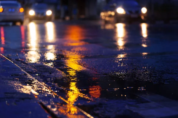 激しい雨の後の都市の光の夜のシーン — ストック写真