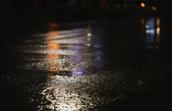 市区雨夜 从柏油路的高度看 — 图库照片