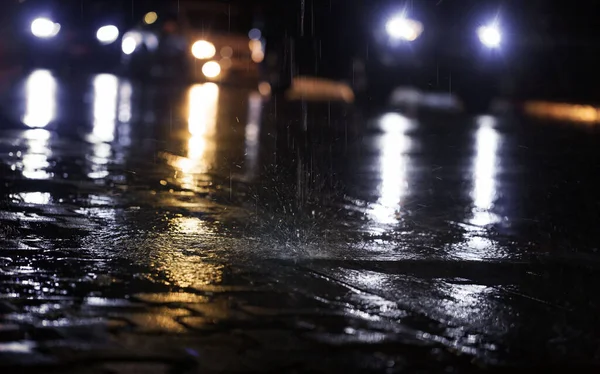 街中で激しい雨の夜のシーンが降る — ストック写真