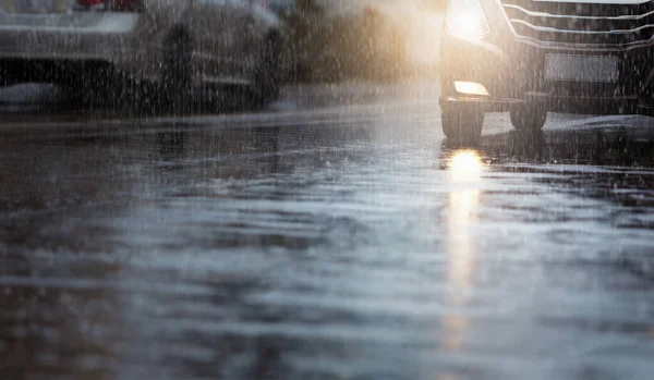Samochód Mokrej Ulicy Ciężkim Deszczu Spada Selektywne Skupienie — Zdjęcie stockowe
