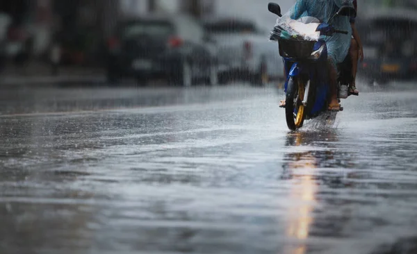 Para Płaszczem Przeciwdeszczowym Motocyklu Podczas Intensywnych Opadów Deszczu Dramatyczna Scena — Zdjęcie stockowe