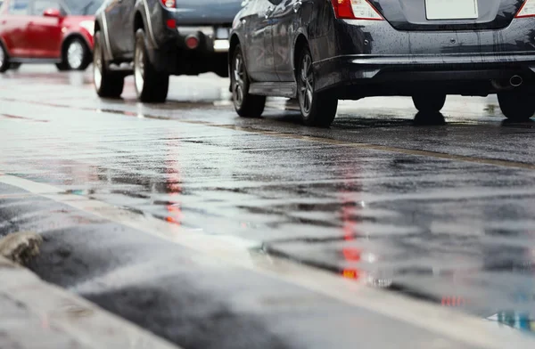 Şiddetli yağmurdan sonra şehirde nemli bir yol. Asfalt seviyesinden görüntüle.
