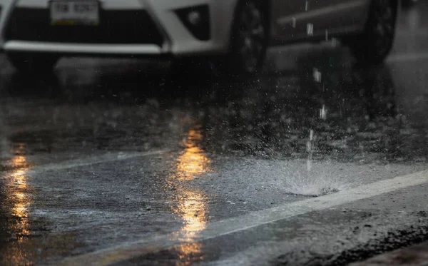 光の反射で街のぬれた道 激しい雨の後の夕暮れのシーン — ストック写真