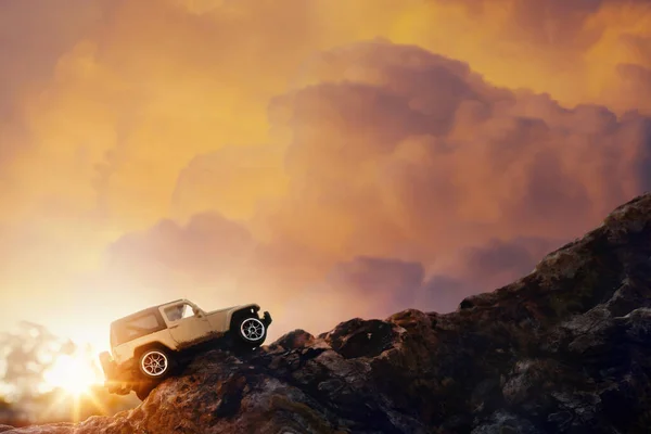 Dört dörtlük off-road arabası kırsal yoldan geçiyor. Dört teker çekiş için seyahat ve yarış konsepti.