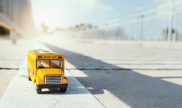 Country Road 'da sarı okul otobüsü oyuncağı modeli. Okula geri dönüyorum.