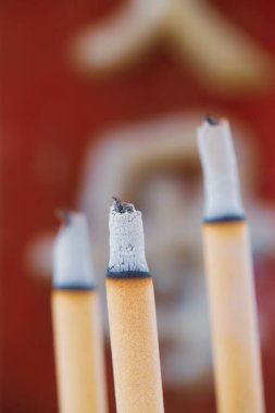 Çin tapınağında tütsü çubukları yanıyor..