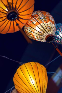 Fener festivali sırasında renkli fenerler, Çin yeni yıl süslemeleri..