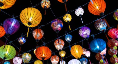 Fener festivali sırasında renkli fenerler, Çin yeni yıl süslemeleri..