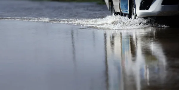 Coche Corre Través Del Agua Inundación Después Lluvia Dura Con — Foto de Stock