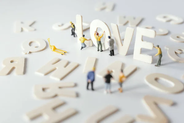 Ludzie Miniatura Przygotowujący Walentynki Tekstem Love Miękkie Selektywne Skupienie Jako — Zdjęcie stockowe