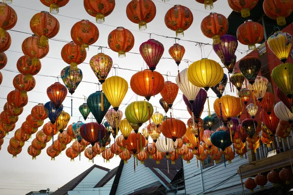 Fener festivali sırasında renkli fenerler, Çin yeni yıl süslemeleri..