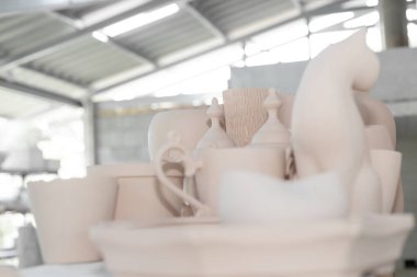 Yumuşak pastel renkte el yapımı seramik. Makro yumuşak odaklı ve çok sığ alan derinliğinde, bazı objeler odak dışı..