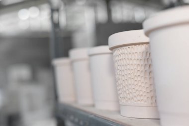 Yumuşak pastel renkte el yapımı seramik. Makro yumuşak odaklı ve çok sığ alan derinliğinde, bazı objeler odak dışı..