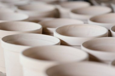 Yumuşak pastel renkte el yapımı seramik. Makro yumuşak odaklı ve çok sığ alan derinliğinde, bazı objeler odak dışı..