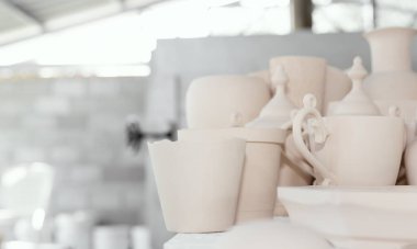 Yumuşak pastel renkte el yapımı seramik. Makro yumuşak odaklı ve çok sığ alan derinliğinde, bazı objeler odak dışı..