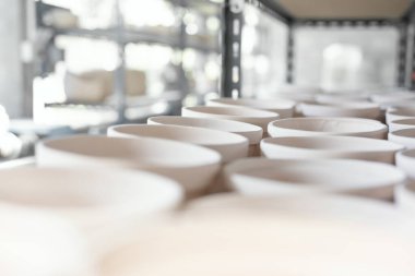 Yumuşak pastel renkte el yapımı seramik. Makro yumuşak odaklı ve çok sığ alan derinliğinde, bazı objeler odak dışı..