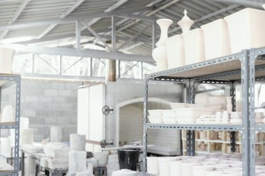 Yumuşak pastel renkte el yapımı seramik. Makro yumuşak odaklı ve çok sığ alan derinliğinde, bazı objeler odak dışı..