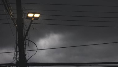 Bir fenerin ışığı altında yağmurlu bir gece, seçici bir odak.