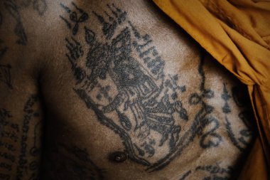 Suratthani / Tayland - 4 Nisan 2020: Budist Keşiş vücudunda geleneksel Yantra dövmesi.