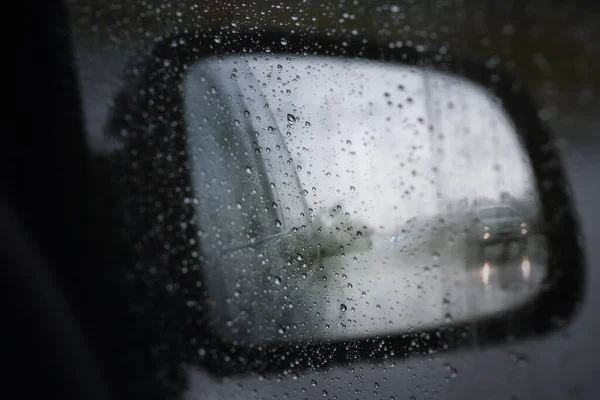 Selektive Fokussierung Von Regentropfen Und Reflexion Rückspiegel Bei Starkem Regen — Stockfoto