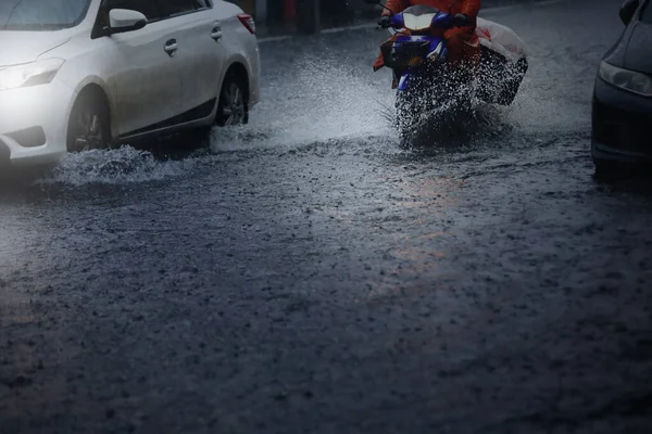 Blurry Motorcycle Cars Run Flood Water Hard Rain Fall City — Stock Photo, Image