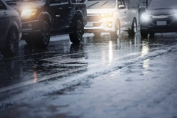 Şiddetli yağmurdan sonra şehirde nemli bir yol. Asfalt seviyesinden görüntüle.