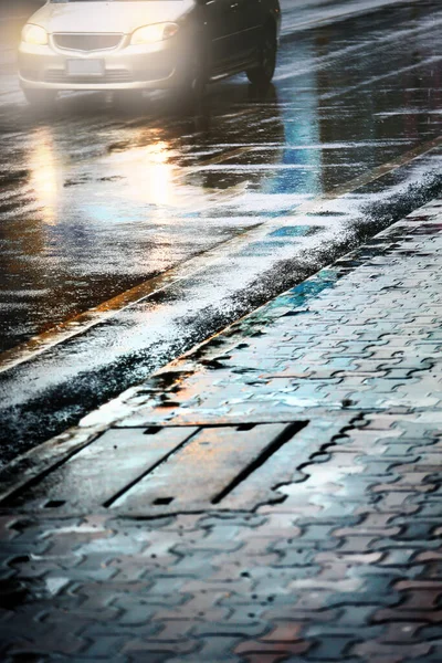 市内の雨の日に濡れた歩道 アスファルトのレベルからの眺め — ストック写真