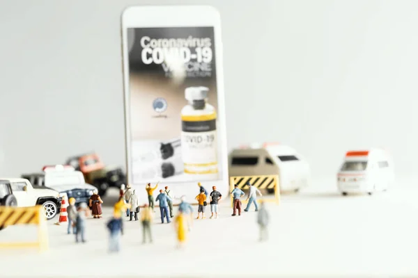 Ομάδα Ανθρώπων Figurine Που Παρακολουθούν Στο Smartphone Κατά Διάρκεια Της — Φωτογραφία Αρχείου