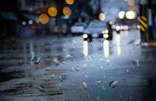 Размытые Автомобили Проезжают Мокрой Дороге Городе Время Проливного Дождя Ночью — стоковое фото