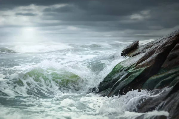 Beautiful Shot Seascape Splashing Sea Waves Sunny Day Summer Vacation — Stock Photo, Image