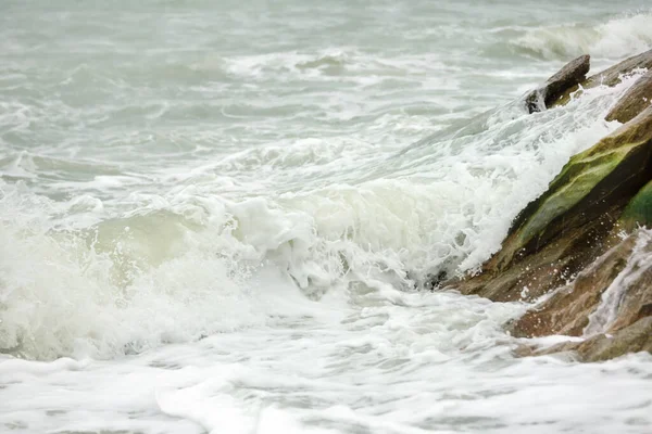 Beau Cliché Paysage Marin Avec Éclaboussures Vagues Mer Sur Une Images De Stock Libres De Droits