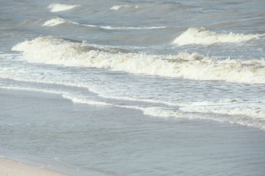 Yumuşak odak ve deniz dalgalarının kumlu sahildeki tonu. Yaz tatili arka planı..