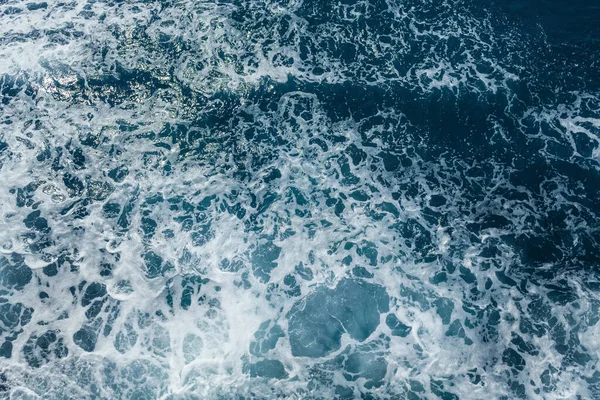 Prachtige Zee Golven Met Veel Schuim Belletjes Het Oppervlak — Stockfoto