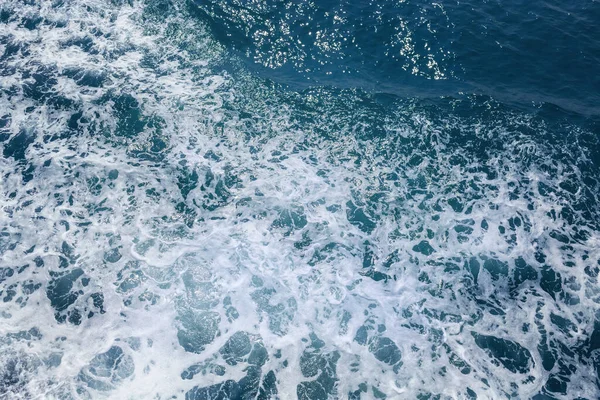 Prachtige Zee Golven Met Veel Schuim Belletjes Het Oppervlak — Stockfoto