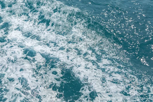 Όμορφα Κύματα Θάλασσας Πολύ Αφρό Και Φυσαλίδες Στην Επιφάνεια — Φωτογραφία Αρχείου