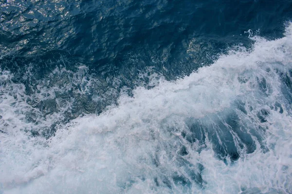 Prachtige Zee Golven Met Veel Schuim Belletjes Het Oppervlak — Stockfoto
