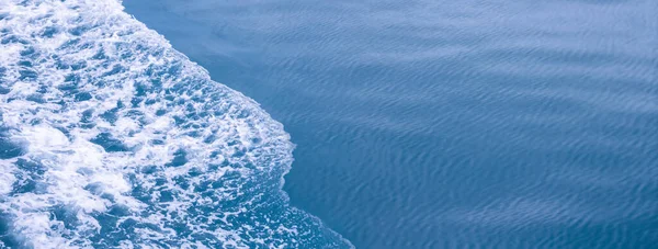Όμορφα Κύματα Θάλασσας Πολύ Αφρό Και Φυσαλίδες Στην Επιφάνεια — Φωτογραφία Αρχείου