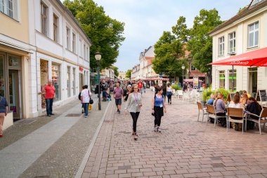 Potsdam Almanya - 27 Ağustos 2017; Almanya 'nın popüler küçük bir kasabasında sokak sahnesi turistler için