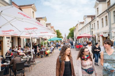 Potsdam Almanya - 27 Ağustos 2017; Almanya 'nın popüler küçük bir kasabasında sokak sahnesi turistler için