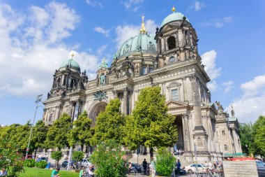 Berlin, Almanya - 28 Ağustos 2017; Müze Adası 'ndaki ünlü Berlin Katedrali