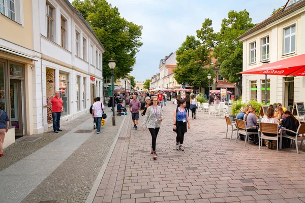 Potsdam Almanya - 27 Ağustos 2017; Almanya 'nın popüler küçük bir kasabasında sokak sahnesi turistler için