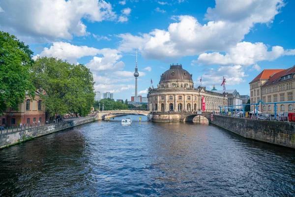Berlin, Almanya - 28 Ağustos 2017; River Spree 'nin monokrom üzerindeki eski moda etkisi Bode Müzesi' nin ünlü ön cephesinin turist nehir tekneleri ve çevre binalarıyla şekillenmesine yol açıyor.