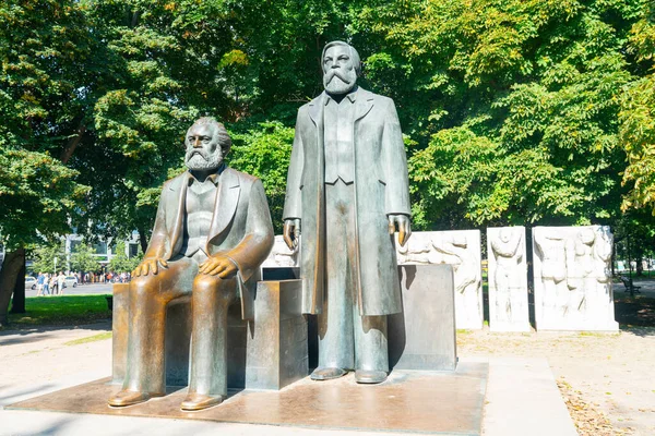 Berlin, Almanya - 17 Nisan 2011: Marx-Engels-Forum 'da bulunan Karl Marx ve Friedrich Engels' in iki sakallı erkek heykeli 1848 Komünist Manifestosu 'nun yazarlarıydı..