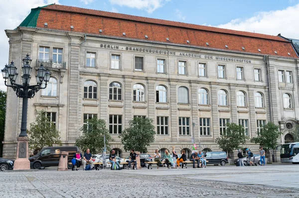 Berlin Almanya - 26 Ağustos 2017; Berlin-Brandenburg Bilim ve İnsani Bilimler Akademisi Jandarma Meydanı 'nda oturan turistlerin arkasındaki bina.